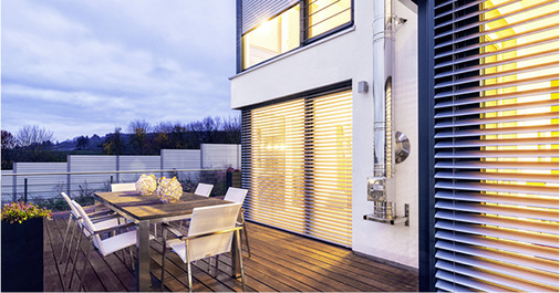 



Auch im privaten Bereich tragen Raffstoren mit ihren verschiedenen Lamellensystemen zu behaglichen Wohnsituationen und maximaler Energieeinsparung bei.
