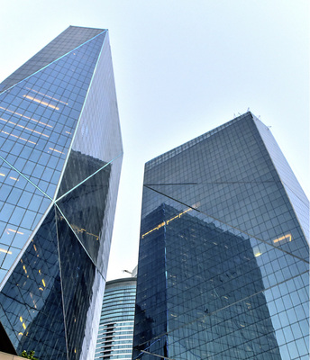 



Die silber-bläuliche Glasfarbe gibt der Fassade einen speziellen Touch, wobei der niedrige 
g-Wert
 von 21 % für eine hohe Reflexion sorgt und der Überhitzung der Räume entgegenwirkt.
