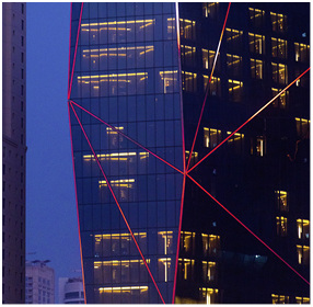 



Bei Nacht setzen farbige LED-Lichtbänder in der Fassade besondere optische Akzente.
