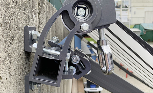 



Schon nach den ersten Testdurchgängen nach DIN EN 1932:2001 mit einer gesamten Belastung von ca. 24 kg, trat eine deutlich sichtbare Verdrehung des Tragrohres ein.
