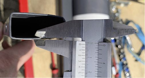 



19 kg Gesamtgewicht der 3 × 2,5 m großen Markise müssen irgendwo herkommen. Materialdicken von 1,08 mm wie hier beim Unterarm schaffen da schnell Klarheit.
