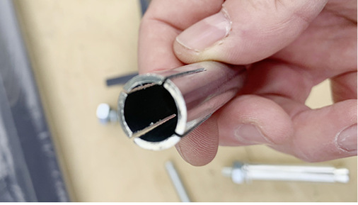 



Sozusagen „Handmade“ sind die Wandanker. Das von Hand geschlitzte (gesägte) Aluminiumrohr stellt wegen möglichen Materialbrüchen eine große Gefahr da.
