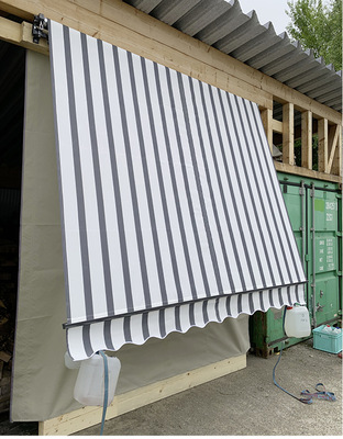 



Eigentlich sollte es eine Gelenkarmmarkise mit einem Verstellbereich von ca. 5° bis 25° sein, nach dem Test waren es eher 85° Neigung durch die eklatante Verformung.
