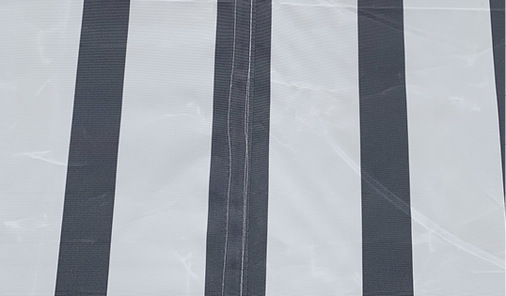 



Das Markisentuch der gerade ausgepackten Markise zeigt deutliche Knick-, Lege- und Handlingsfalten auf. Die Qualität der Stoffnähte ist nicht ausreichend.
