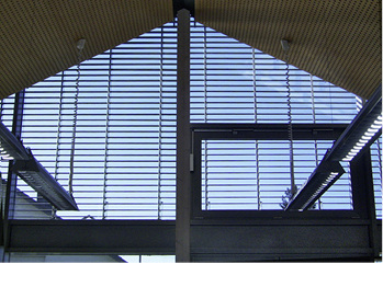 



Durch die motorische Verstellung können die Lamellen z. B. mit einem Smarthome-System der Sonne folgen.
