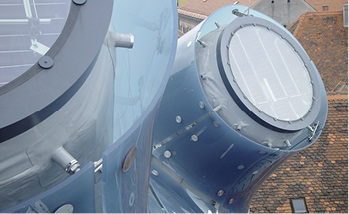 



Um die Optik des Gebäudes nicht zu verändern, wurde der Sonnenschutz innen in den Lighttubes angebracht.
