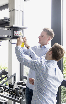 
Mit einem speziellen System lassen sie sich einfach absenken, was anschauliches Lernen ermöglicht.



