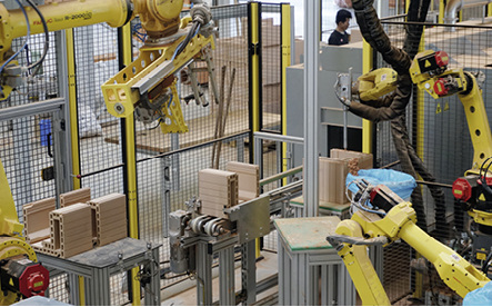 



Der intensive Einsatz von Robotern entschärft den Fachkräftemangel und schafft bessere Arbeitsbedingungen.
