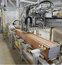 



Die schweren Ziegelkästen werden nur noch von Maschinen bewegt. 
