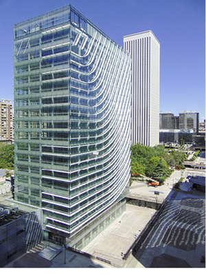 



Je nach Position und Ausrichtung kommen drei Fassadentypen zum Einsatz: eine Vorhangfassade, eine Vorhangfassade mit Lamellenschutz und eine hinterlüftete Fassade. In der Fassade wurde das selektive Sonnenschutzglas SunGuard SN 70/41 eingesetzt.
