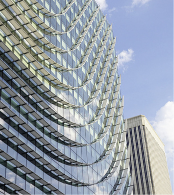 



Prägnantes Merkmal der Fassade sind Lamellen aus EFTE, die speziell für das Projekt entwickelt wurden. Ihre spezifische Ausrichtung und Biegung gibt ihnen eine einzigartige Form, die sie scheinbar durch die Gebäudehaut fließen lässt.
