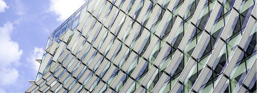 



Während des Tages geben der Sonnenstand und der entsprechende Schattenfall (der von der Lichtintensität abhängt) der Fassade ein sich ständig änderndes Erscheinungsbild. 
