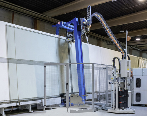 



Robotergesteuert lassen sich die Super Spacer bei XXL-Isolierglas-Einheiten applizieren.
