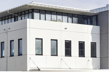 



Die Optik der schwarzen Pfosten-Riegel-Konstruktion wird durch den im Isolierglas integrierten Sonnenschutz nicht gestört. 
