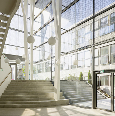 



Bei diesem Gebäude sind ISO-Einheiten mit integrierten Microshade-Lamellen verbaut.
