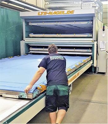 <p>
</p>

<p>
Mit den zwei Ebenen (3,2 × 6 m) des Laminators 2E-600 lassen sich bis zu 38,4 m² VSG pro Zyklus fertigen.
</p> - © Foto: Glas Schöninger

