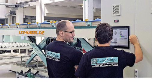 



Bei Glas Scvhöninger wird die schnell aufheizende VSG-Anlage mithilfe eines fahrbaren Scherentisches beladen. Für die Zwischenlagerung der Laminier-Ebenen kommt ein Lagerturm-System 3E-LTB zum Einsatz. 
