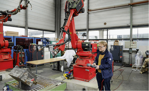 <p>
</p>

<p>
GLASWELT-Redakteur Matthias Rehberger steuert einen Roboterarm im Versuchslabor der Uni Darmstadt. Dort werden u. a. 3D-Druck-Tests mit Metall durchgeführt.
</p> - © Foto: GLASWELT/ISM+D/TU Darmstadt

