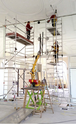 



Die Montage der fast 7 m hohen Glaswand erforderte sorgfältige Planung. 
