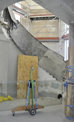 



Alle Gläser und Türen wurden durch dieses Treppenauge ins OG transportiert.
