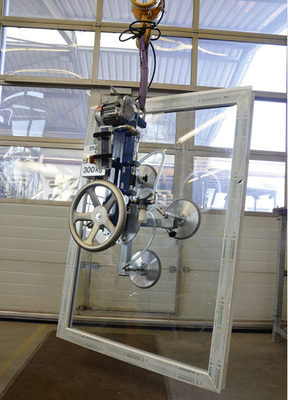 
Das Indoorgerät Aero window kann Fenster und Gläser bis 300 bzw. 500 kg vertikal transportieren.



