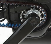 



Statt der Kette gibt es einen Riemenantrieb.
