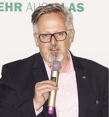 



Aufsichtsratsvorsitzender Hans-Joachim Arnold fordert die Isolar Partner auf, mutig in die Zukunft zu schauen und die Veränderungen mit voranzutreiben.
