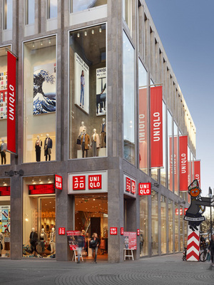 Die 8m hohen Fassadengläser überspannen zwei Geschosse.