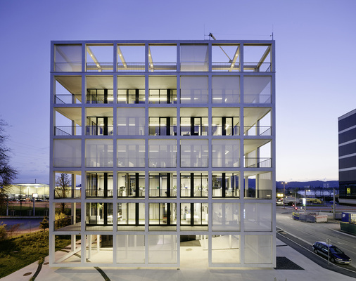 



Wie ein Schiebepuzzle zeigt sich das Gebäude. Sanft unterstützt von den möglichen Lichtspielenvarinaten in der Dunkelheit.
