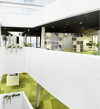 



Auch in den hellen Lichthöfen zeigt sich der hohe Tageslichtanteil im Gebäudekern.
