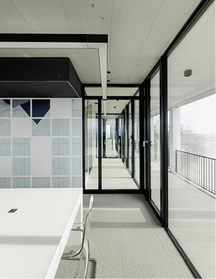 



Dank des hohen Glasanteils durchströmt ein hoher Tageslichtanteil das Gebäude.
