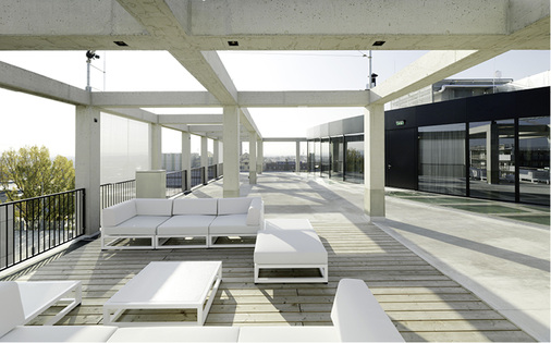 



Die Dachterrasse lädt zum Verweilen ein. Mitarbeiter können hier entspannen oder auch kleinere Gesprächsrunden stattfinden lassen.
