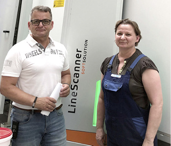 



Die beiden LineScanner werden bei Gethke an zwei Bystronic-Iso-Linien zur Kontrolle von Einzelgläsern nach der Waschmaschine eingesetzt. Im Bild Prokurist Lothar Schleiner mit Kollegin vor dem neuen Scanner an der ISO-Linie.
