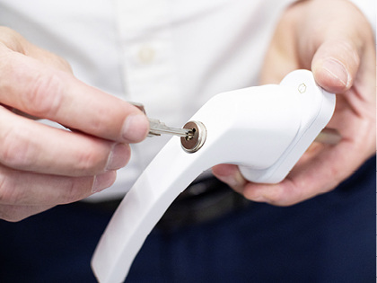 
Sicherheitsbeschläge und Schlösser erschweren es den Dieben, via Fenster und Fenstertüren einzudringen. 



