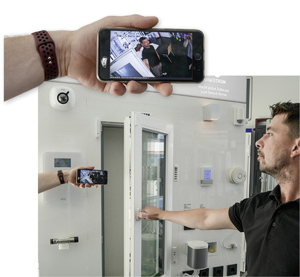 



Die Kamera links oben meldet, wenn sich jemand dem Fenster nähert und zeigt dies via App an. Gleichzeitig gibt es einen Öffnungssensor im Falz, als weitere Maßnahme.
