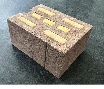 



Bild 1: Bisomark Plus mit Verstärkung aus Vollmaterial im mittleren Drittel der Wand beim Endstein / Leibungsstein
