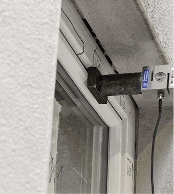 



Bild 3: Statische Druckbelastung der Verriegelungspunkte bei der Prüfung in der Klasse RC 2
