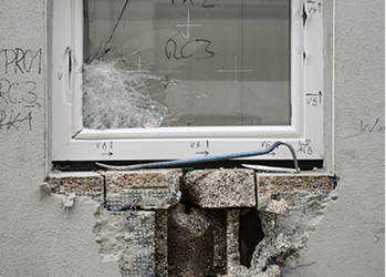 <p>
</p>

<p>
Bild 7: Geprüftes Fensterelement montiert in verputzter Wand aus Bisomark Plus nach manueller Prüfung an verschiedenen Angriffsstellen
</p> - © Foto: Küenzlen

