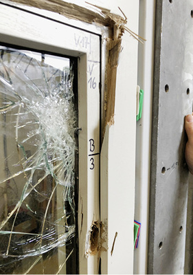 



Das Fenster wurde mit Säge- und Schlagwerkzeugen wie einer Schlagaxt, Stemmeisen, Hammer und Meißel…
