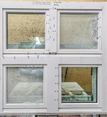 



Beim Beschussamt Ulm wurde mit zwei verschiedenen Munitionen (Hartkern + Weichkern) geschossen, welche unterschiedliche Verhaltensweisen bzw. „Eindringwege“ haben.
