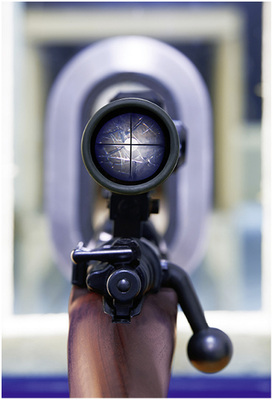 <p>
</p>

<p>
Von Hammer über Axt, Pistole und Gewehr sowie mit automatischen Waffen werden die Hochsicherheitsgläser bei harten Tests hinsichtlich ihrer Leistungsklassen geprüft und bewertet.
</p> - © Foto: Vetrotech Saint Gobain

