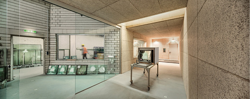 



Hier der Aufbau für die Beschuss-Tests im Prüflabor in Köln-Porz.
