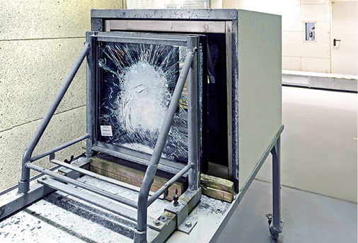 



Die eingebaute Scheibe nach dem Beschuss mit einer Gewehrkugel ...
