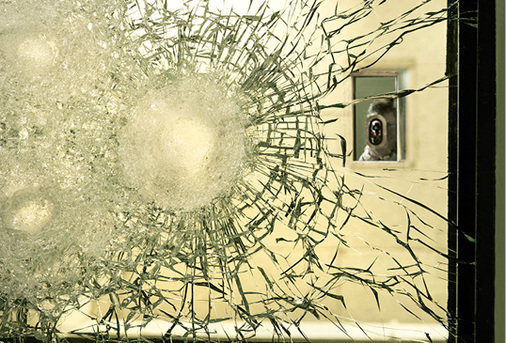 



... und hier im Detail. Die Kugel konnte beim Aufprall das Glas nicht durchdringen. 
