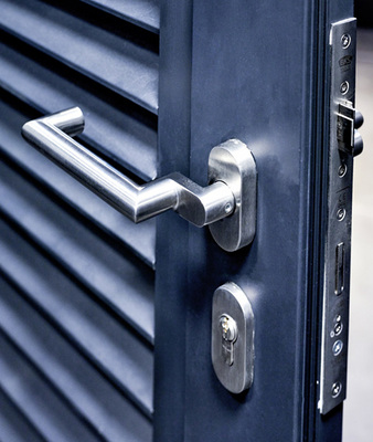 



Farblich sind die Rohrrahmenelemente und die Lamellen aufeinander abgestimmt, damit sich eine harmonische Gesamtansicht ergibt.
