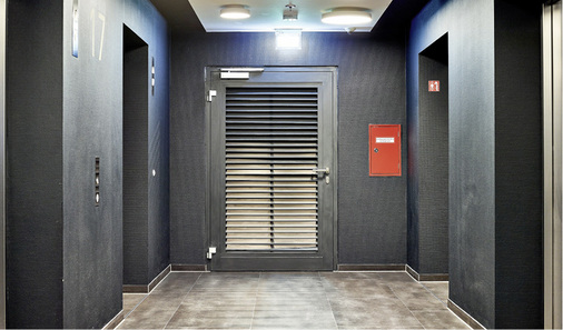 



Hörmann lieferte Sonderanfertigungen aus einem Rohrrahmenelement und einem Gittereinsatz von Renson. Die „Lamellentüren“ ermöglichen einen ungestörten Luftstrom für den Betrieb der Rauch-Druck-Anlage.
