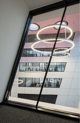 <p>
</p>

<p>
Ein spezieller 17-Grad-Winkel ist das Merkmal im neuen Corporate Design von EgeTrans, auch im Gebäude.
</p> - © Foto: Promat, Ratingen

