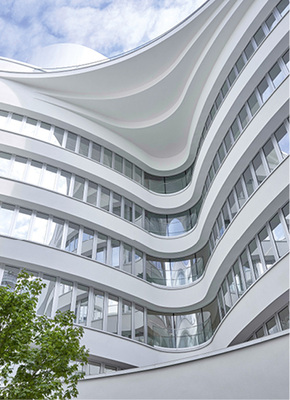 



Besondere Fassade: Die Konstruktion kommt ohne massive Stützen aus. Dies gelingt durch die statische Einbindung der Flurwände und der Wandschotten. 
