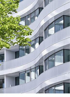 



Das Gebäude stellte besondere Anforderungen, sodass in der Fassade auch ESG-H Sicherheitsgläser mit Randemaillierung verbaut werden mussten.
