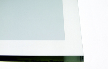 



Eine der Kernkompetenzen der Gruppe ist die Laserbearbeitung; hier ein mit Laser randentschichtes Glas.
